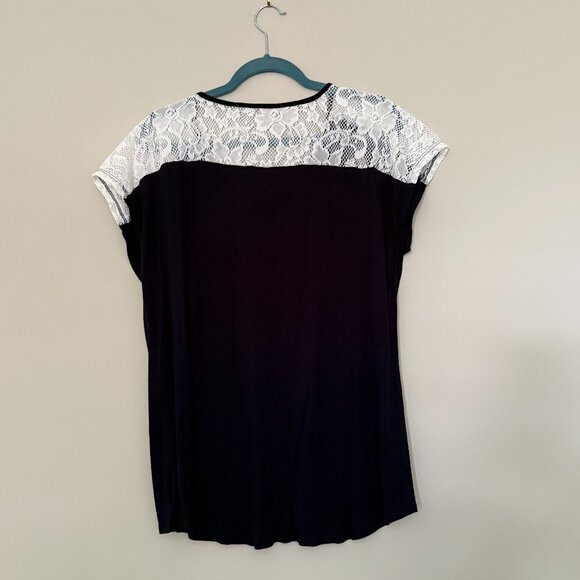 Navy Short Sleeve T-Shirt White Flower Applique Lace Yoke Short Sleeves Large/XL - Picture 3 of 4